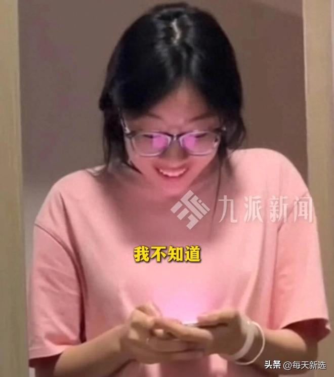 女子上班收到女儿高考成绩激动不已