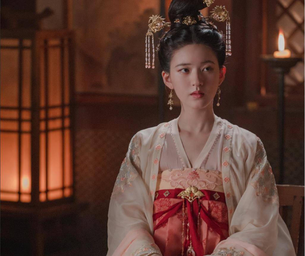 世界杯新亮点，墨西哥女裁判撞脸蔡依林，足球场上的意外明星