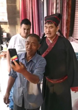 大衣哥现身淘金小镇，化身NPC引爆小镇新风尚