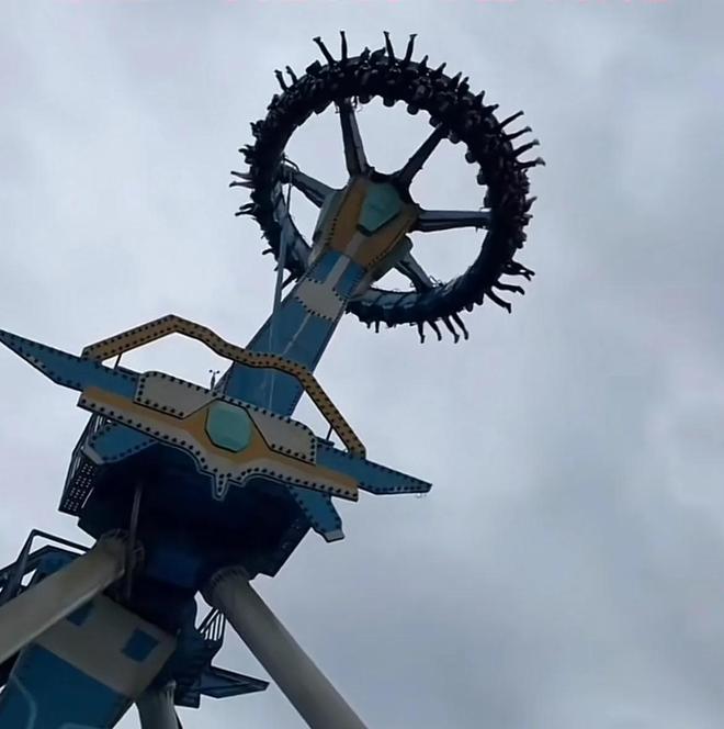 游客体验大摆锤时遇暴雨，一场意外的冒险