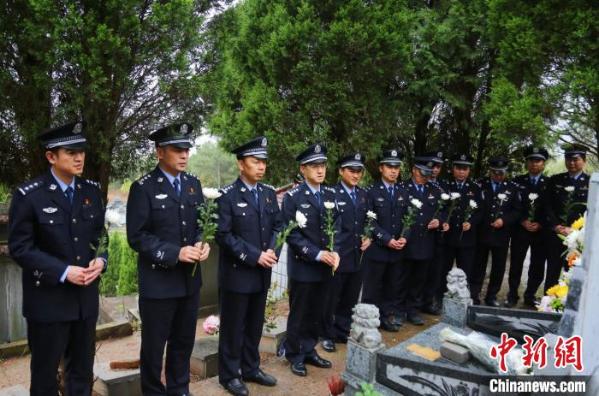 牺牲民警，倒下前还在保护群众