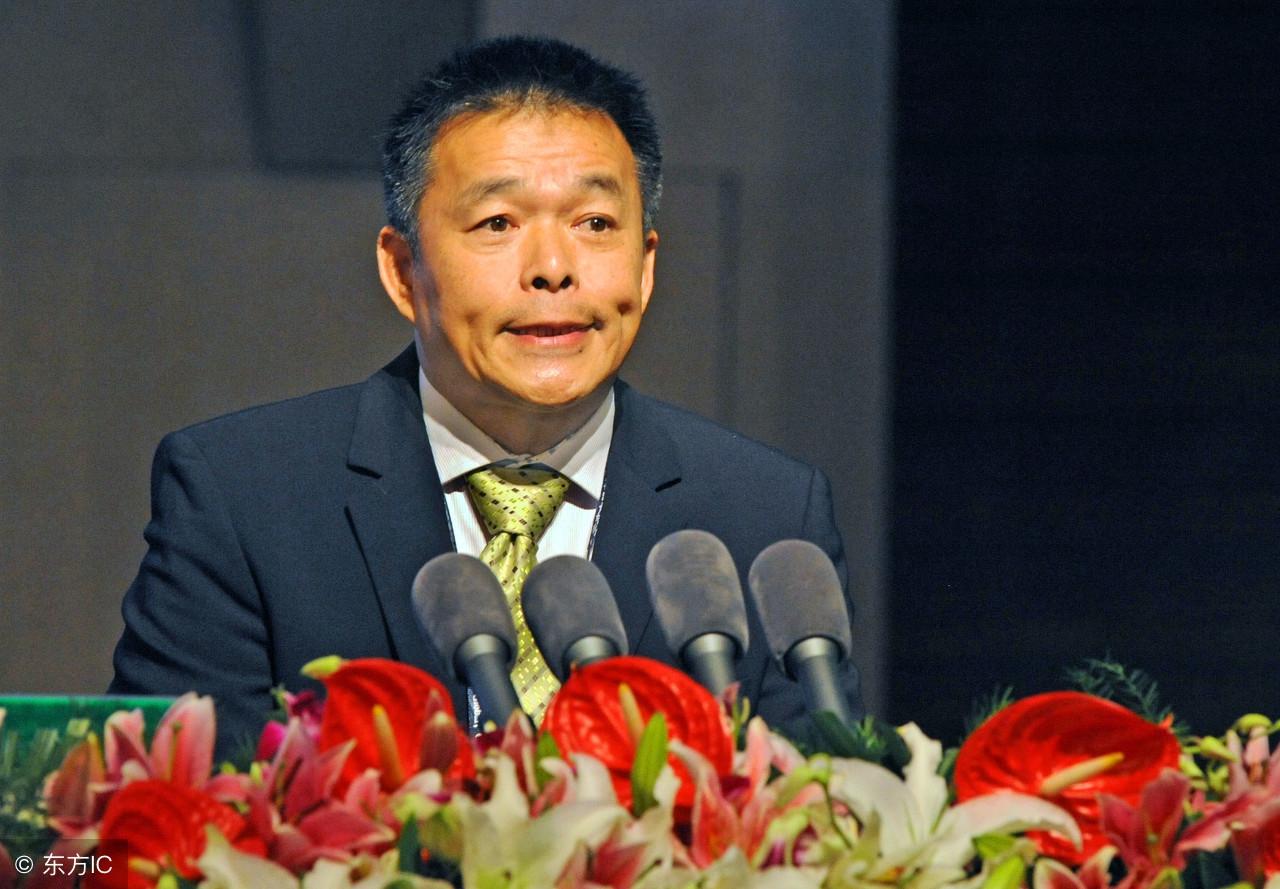女儿从清华毕业，爸爸晒出17年对比照