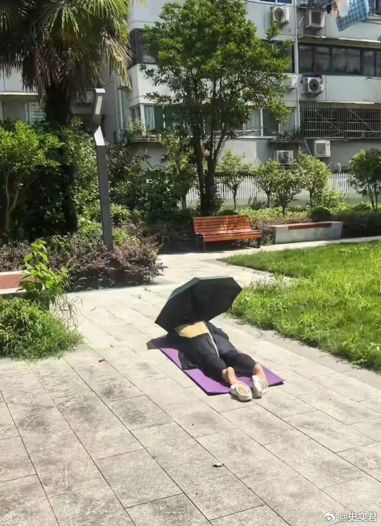 女子趴小区地上晒背被车压过，这事儿到底该怎么看？