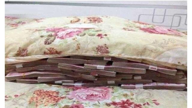 老人枕头藏4万6现金被儿子扔掉，藏在枕头里的，不只是钱，还有那个时代的密码
