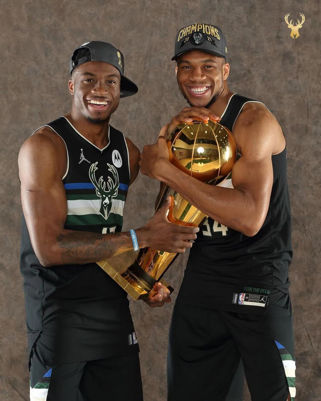聊聊NBA雄鹿队的英文名，Milwaukee Bucks 背后的故事和门道