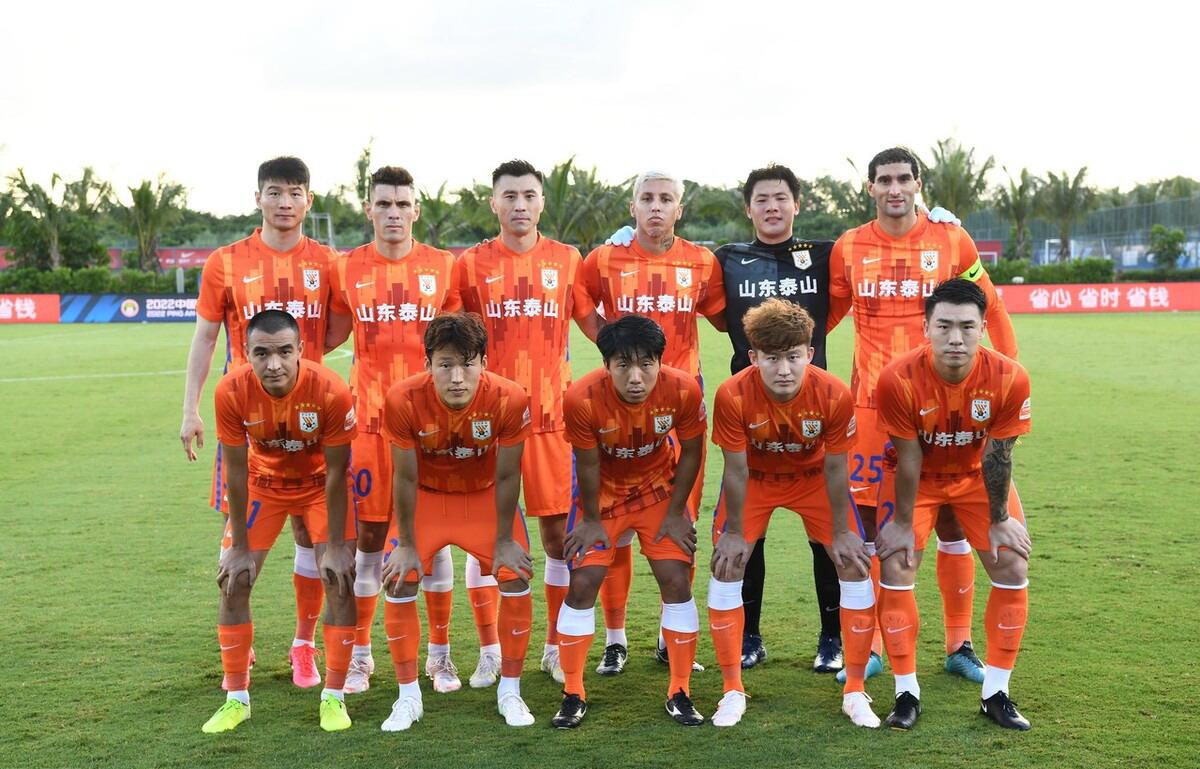 中超赛场，国安2-0力克十人山东泰山，展现坚韧斗志