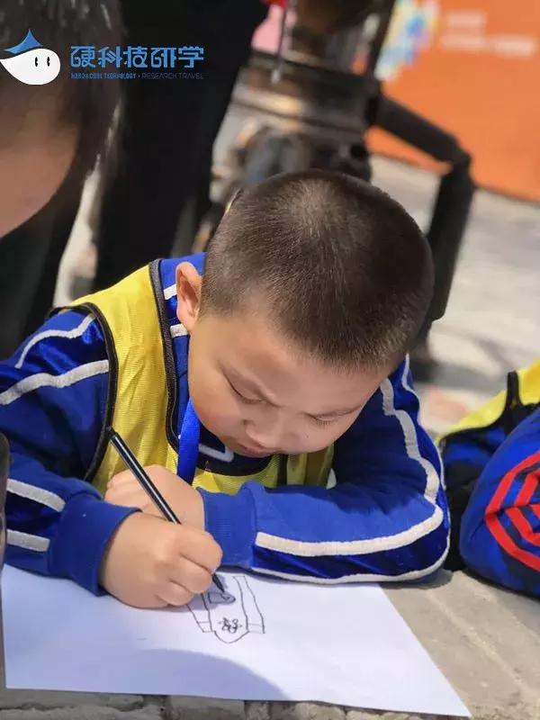 C罗儿子反击亚马尔比C罗强言论，小小足球迷的成长与挑战