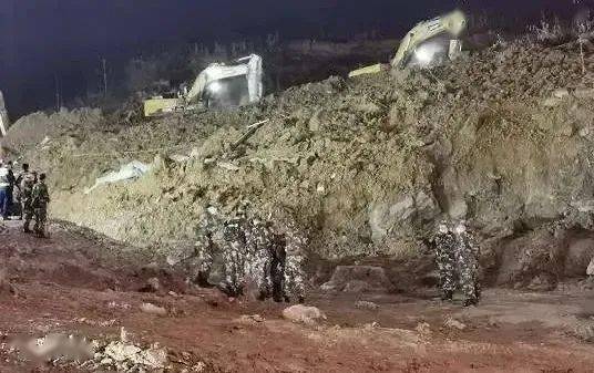 广西镇龙乡，山体滑坡疑云下的等待