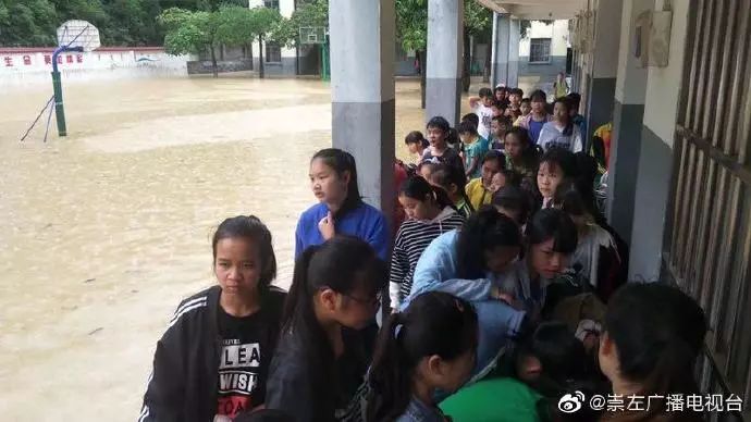 广西贵港，上万名师生被困的温暖守望