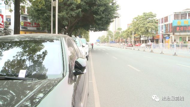 游客停车在游客中心路边车位遭威胁，这事儿到底谁该管？