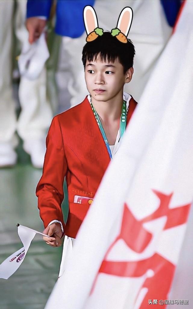 全红婵给许昕发抽象视频，当奥运冠军的神操作撞上国乒喜剧人