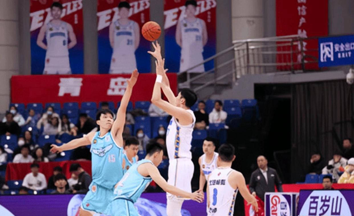 CBA第56轮，青岛主场掀翻北京，季后赛格局再起波澜